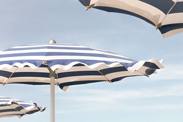 Des parasols bleus sur la plage sur Marika Huisman fotografie
