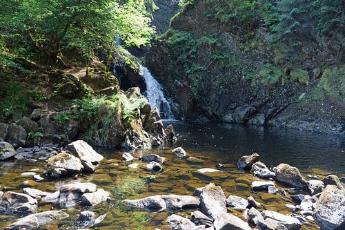 De Plodda waterval is een waterval 5 km ten zuidwesten van het dorp Tomich