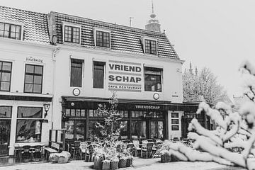 Café de Vriendschap bedekt met sneeuw van Percy's fotografie
