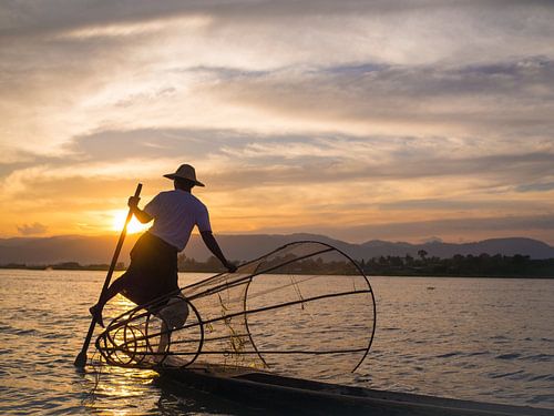 Pêcheur et coucher de soleil au lac Inle, Myanmar sur Teun Janssen