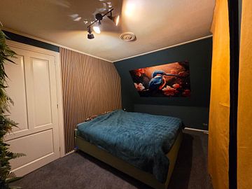 Klantfoto: IJsvogel op een tak met grote bloesem. van Ellen Reografie