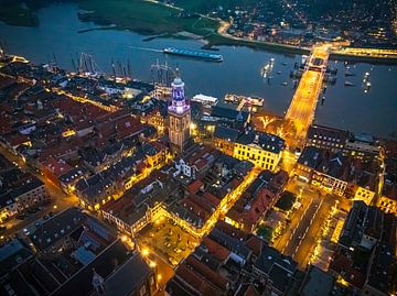 Kampen 's avonds zicht op de skyline aan de IJssel