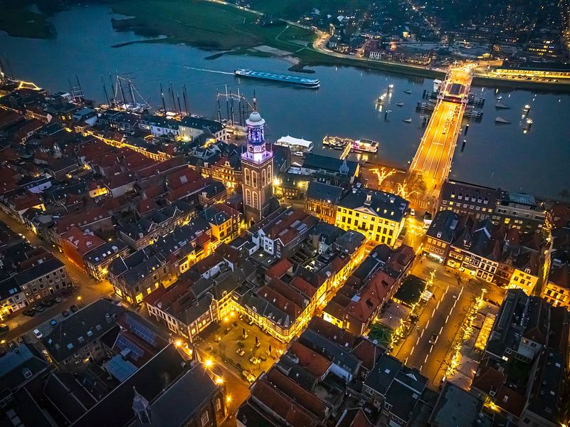 Kampen Abendblick auf die Skyline am Fluss IJssel von Sjoerd van der Wal Fotografie