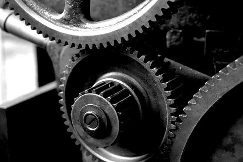 Engrenages d'une vieille machine dans une usine désaffectée et abandonnée