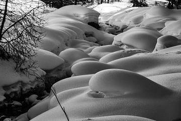 Natuurlijke sneeuwkussens (pillows) langs de Findelbach van Arthur Puls Photography