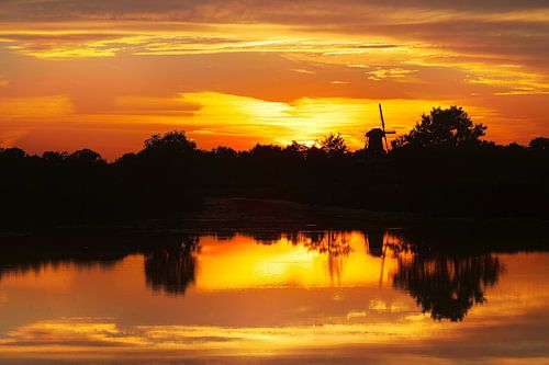 ? Là-bas, à l'usine .......... ? Eau du moulin Sunset sur R Smallenbroek