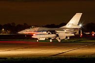 F-16 bereitet sich auf eine nächtliche Mission vor von Arjan van de Logt Miniaturansicht