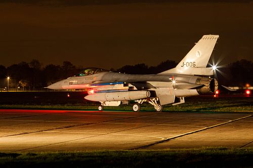 F-16 bereid zich voor op een nachtelijke missie