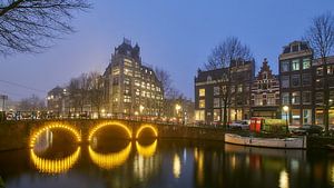 Début de soirée dans le brouillard d'Amsterdam