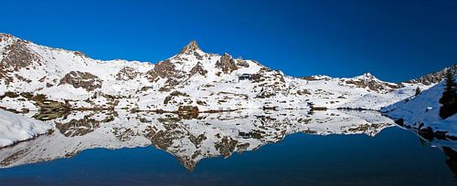Winterpanorama en weerspiegeling bij de Grünwaldsee