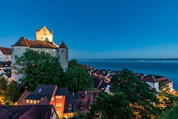 Kasteel Meersburg aan de Bodensee bij schemering