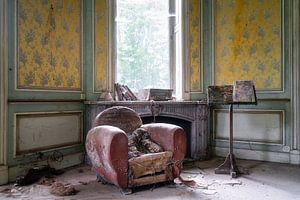 Verlassener Stuhl im Verfall.
