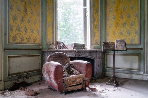 Chaise abandonnée en décomposition.