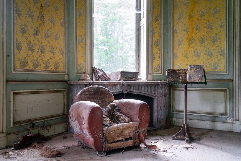 Verlassener Stuhl im Verfall. von Roman Robroek – Fotos verlassener Gebäude