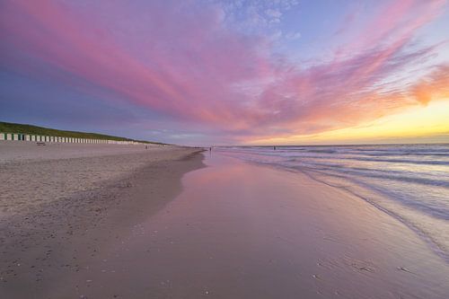Zonsondergang met pasteltinten op het strand van Domburg