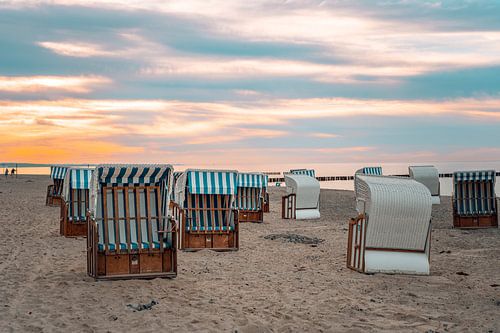 Lever de soleil sur la plage de la forêt des fantômes Nienhagen sur la mer Baltique, côte de la mer Baltique, Mecklembourg-Poméranie occidentale, Allemagne