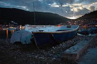 Zwei Boote am Strand