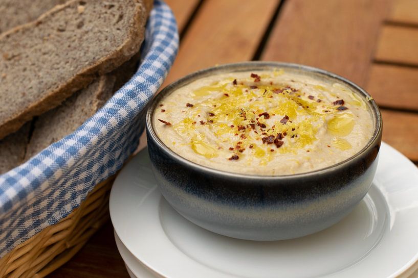 Pikanter Hummus mit Olivenöl, Zitrone und rotem Pfeffer von Annemieke Glutenvrij