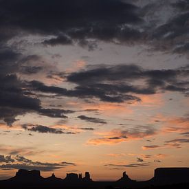 Silhouette des Monument Valley von Pieter Gordijn