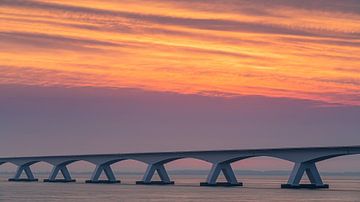 Sonnenaufgang an der Zeelandbrug-Brücke, Zeeland, Niederlande