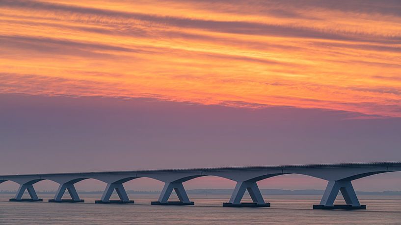 Sonnenaufgang an der Zeelandbrug-Brücke, Zeeland, Niederlande von Henk Meijer Photography