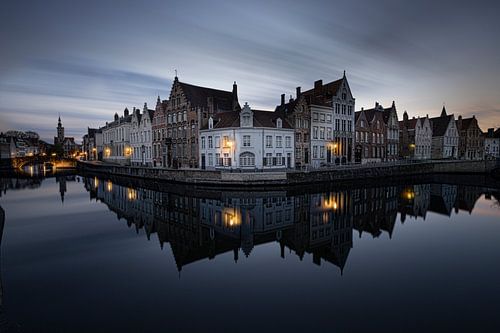 Belgie - Brugge - de spiegelrei tijdens het blauwe uurtje
