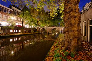Oudegracht in Utrecht met de Weesbrug  van Donker Utrecht