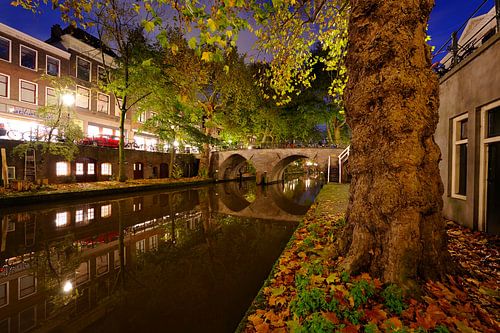Oudegracht à Utrecht avec le pont des orphelins  sur Donker Utrecht