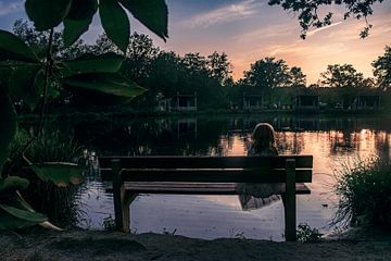 Silhouet van een Meisje bij Zonsondergang aan het Meer - Unieke Kunst aan de Muur van Elianne van Turennout