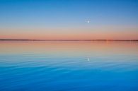Der türkisfarbene See in der Morgendämmerung. glatte blaue und türkisfarbene Seeoberfläche in der Mo von Michael Semenov Miniaturansicht