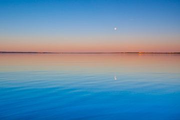 Le lac turquoise à l'aube. Le bleu lisse et le lac turquoise font surface à l'aube, le rouge et l'or sur Michael Semenov