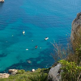 Eau de mer turquoise et falaises de la côte méditerranéenne sur Adriana Mueller