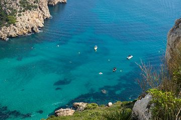 Turquoise zeewater en kliffen van de Middellandse Zeekust van Adriana Mueller