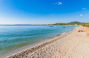 Belle plage Cala sa Marjal, Es Ribells au bord de la mer de Son Servera sur l'île de Majorque, Espag sur Alex Winter