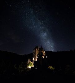 Sprookjesachtig kasteel Eltz met melkweg by Marcel Derweduwen