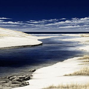 Winterdünen | Stilles Wasser zwischen hellen Dünen und dunklem Himmel