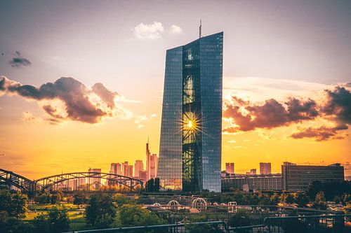 ECB, Europese Centrale Bank in Frankfurt, de zon schijnt door het gebouw