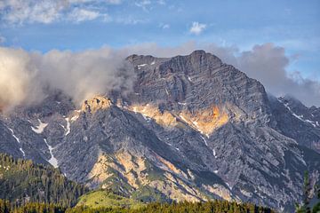 Berggipfel in den Wolken in den Alpen