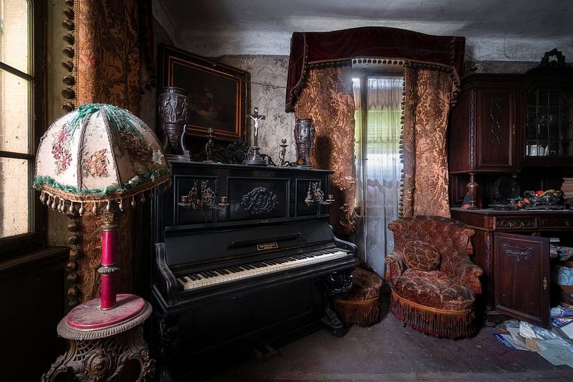 Salon abandonné avec Piano. par Roman Robroek - Photos de bâtiments abandonnés