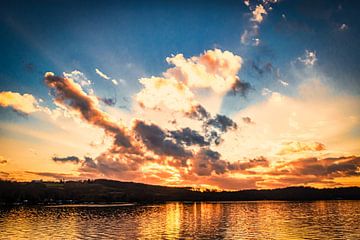 Zonsondergang en wolkenvorming aan het Baldeney meer in Essen Ruhrgebied van Dieter Walther
