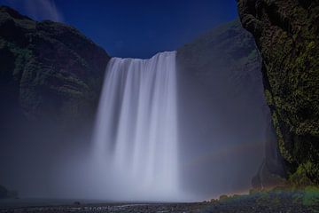 Skogafoss waterfall with rainbow, Iceland sur Pep Dekker