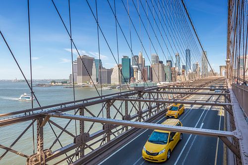 Urbane Impression von der Brooklyn Bridge mit Straßenverkehr von Melanie Viola