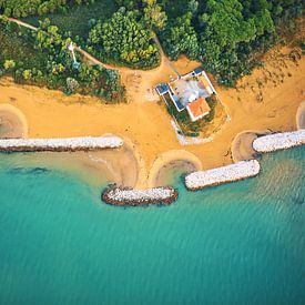 De vuurtoren van Bibione in Italië aan de turkooizen zee van de Adriatische Zee van Capture ME Drohnenfotografie