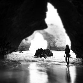 Portugal, Algarve, meisje in zeegrot, zwart-wit van Robert-Jan van Lotringen