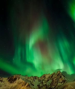 Aurore boréale au-dessus des montagnes