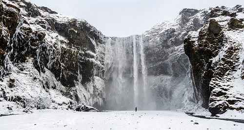 Der Skogafoss-Wasserfall, Island, im Winter.