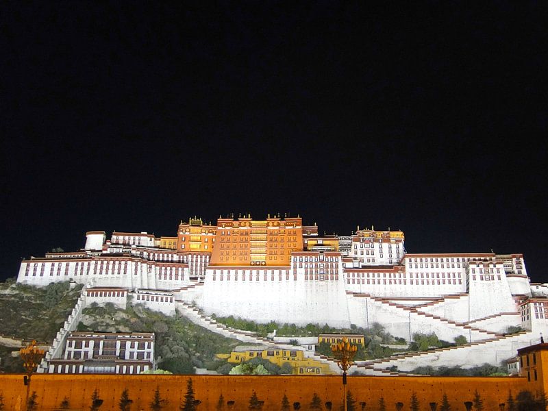 Potala Palace in Lhasa by night by Globe Trotter
