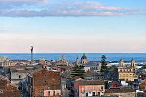Zauberhafte Skyline von Catania mit Blick auf das Ionische Meer