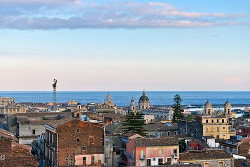 Betoverende skyline van Catania met uitzicht op de Ionische Zee