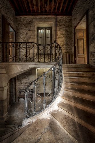 Escalier dans un château abandonné